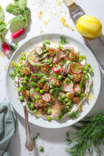 Kammuslinger med pisket ricotta og forårsgrønt – Påskefrokost idé