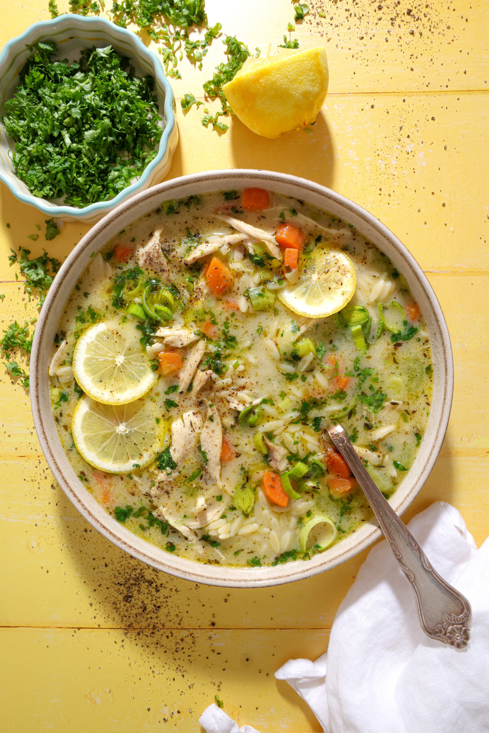 Orzo suppe med kylling og citron - Græsk inspireret opskrift