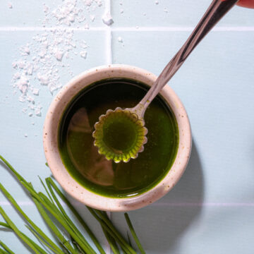 Purløgsolie – Nem og intens grøn olie til fisk og topping