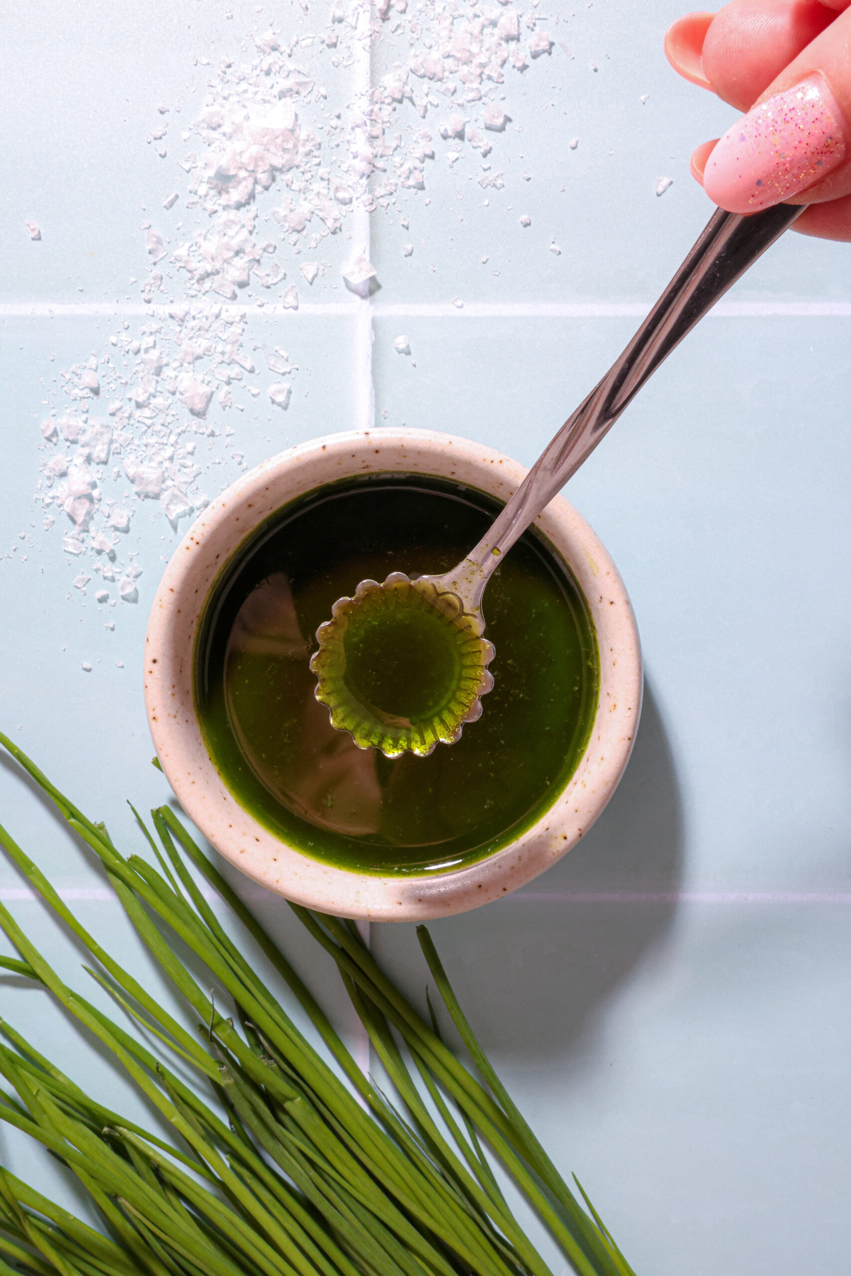 Purløgsolie – Nem og intens grøn olie til fisk og topping