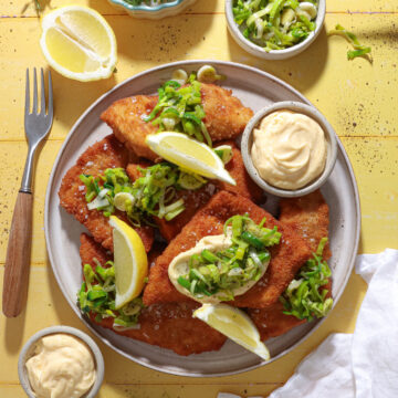 Paneret kullerfilet med smørstegte porre og citronmayo