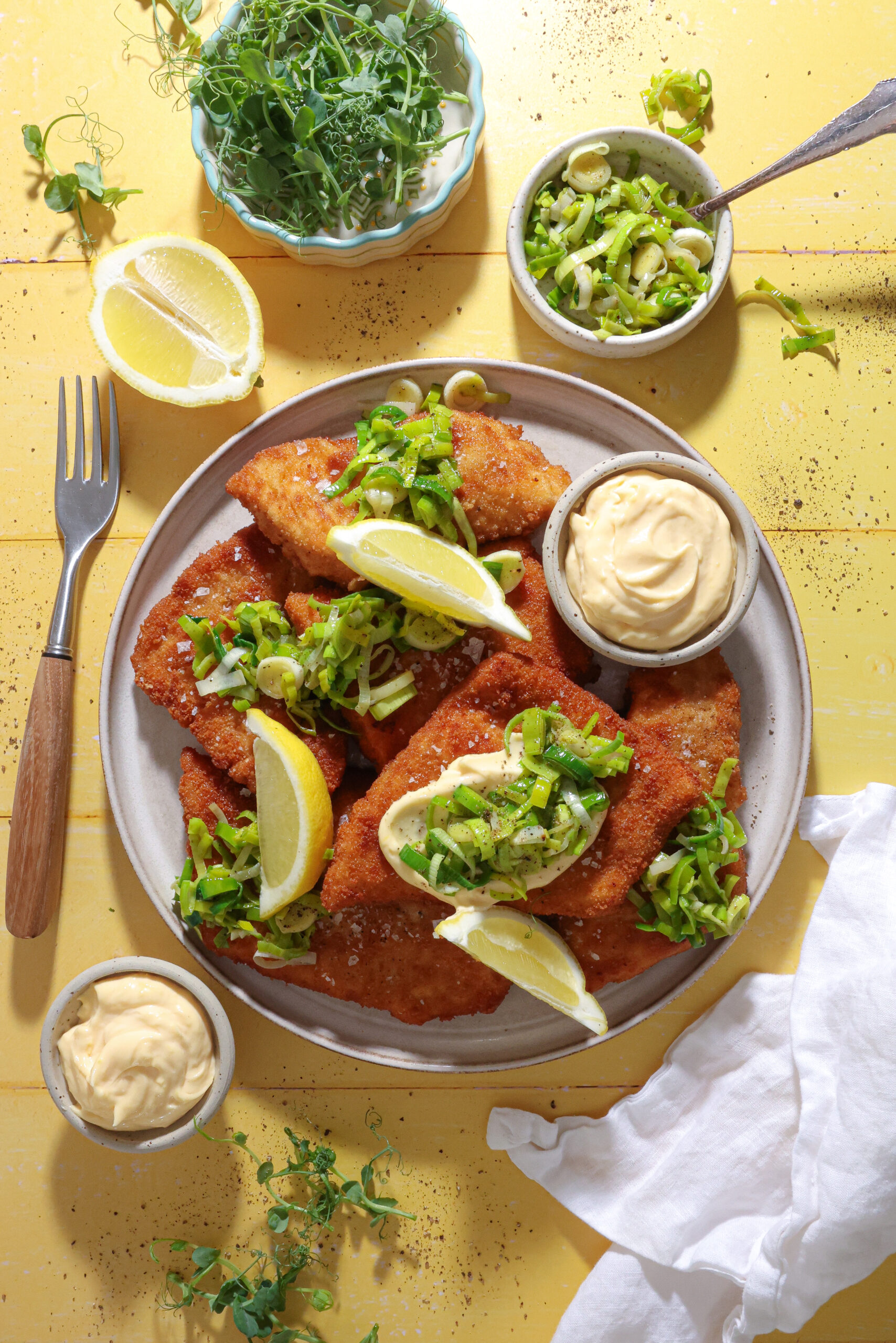 Paneret kullerfilet med smørstegte porre og citronmayo