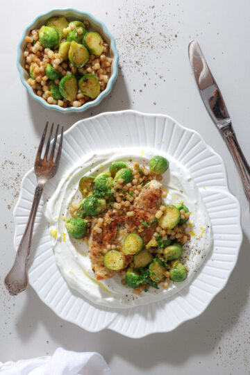 Citronkylling med fetacreme, stegt rosenkål og perlecouscous