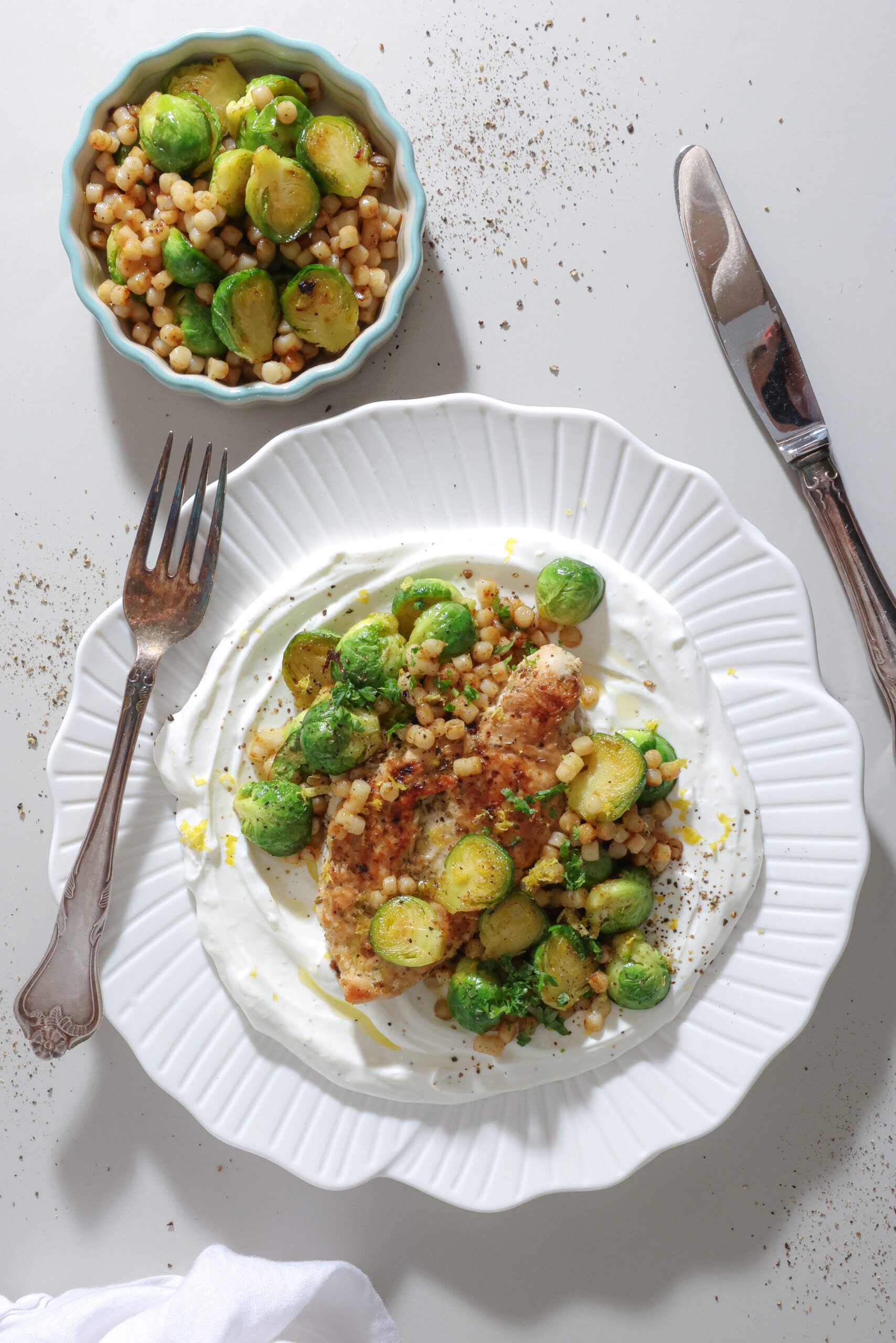 Citronkylling med fetacreme, stegt rosenkål og perlecouscous