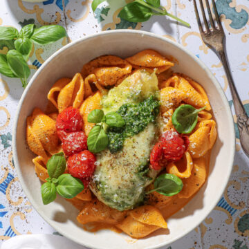 Pasta med tomat, burrata og gratineret kylling - Nem og cremet pasta