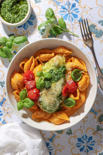 Pasta med tomat, burrata og gratineret kylling - Nem og cremet pasta