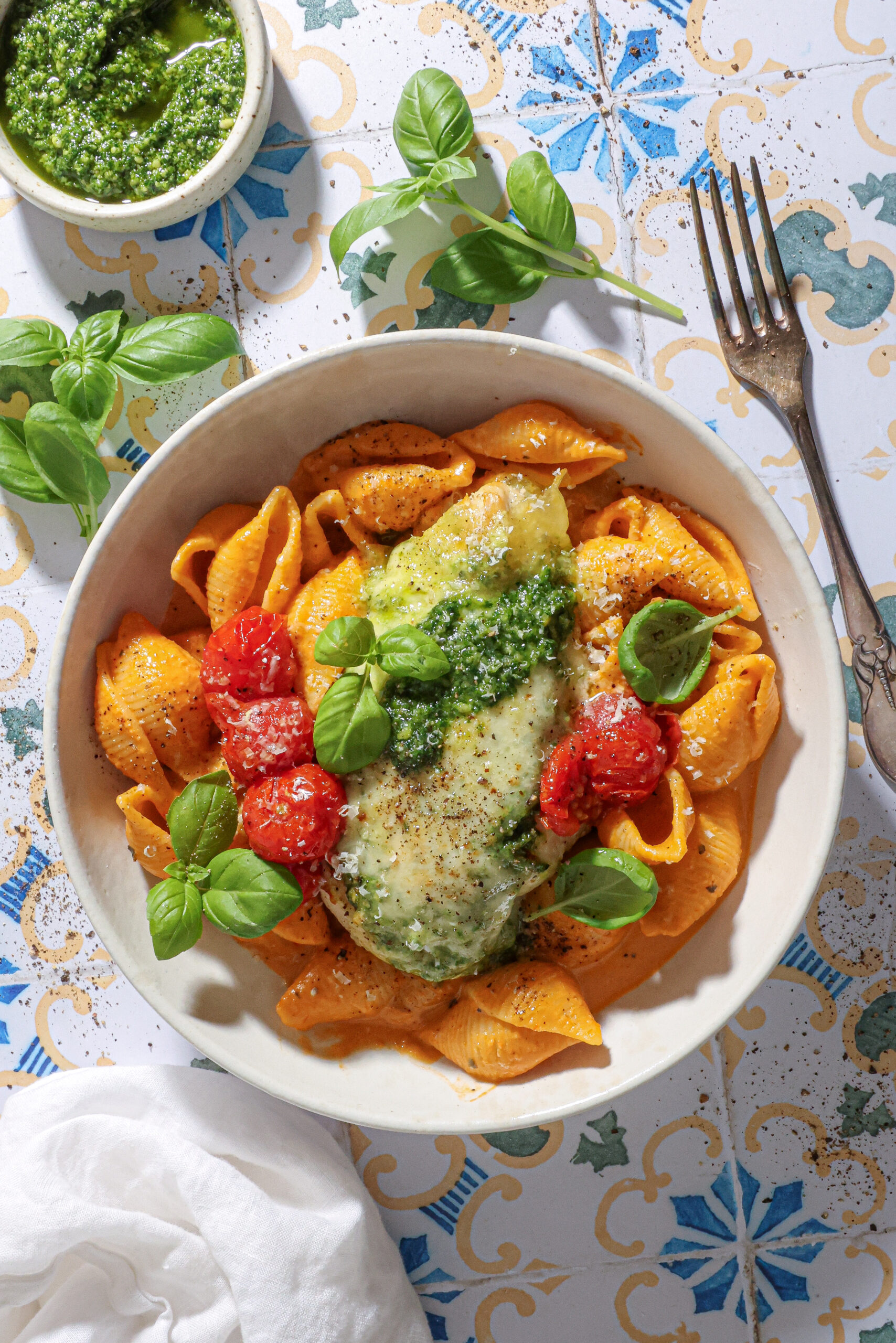 Pasta med tomat, burrata og gratineret kylling - Nem og cremet pasta