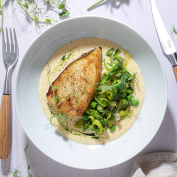 Stegt helleflynder med sauce blanquette og forårsgrønt