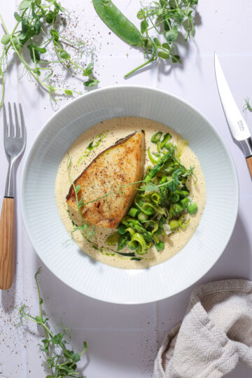 Stegt helleflynder med sauce blanquette og forårsgrønt