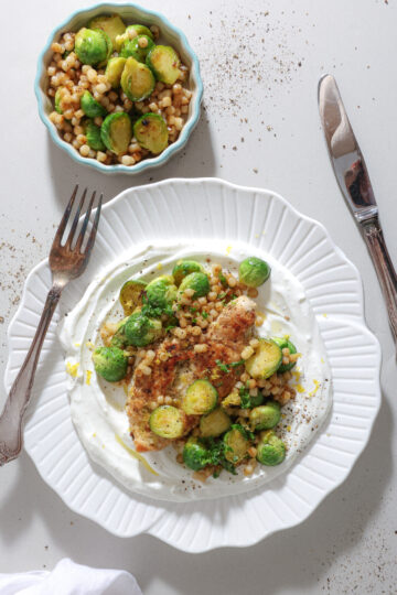 Citronkylling med fetacreme, stegt rosenkål og perlecouscous