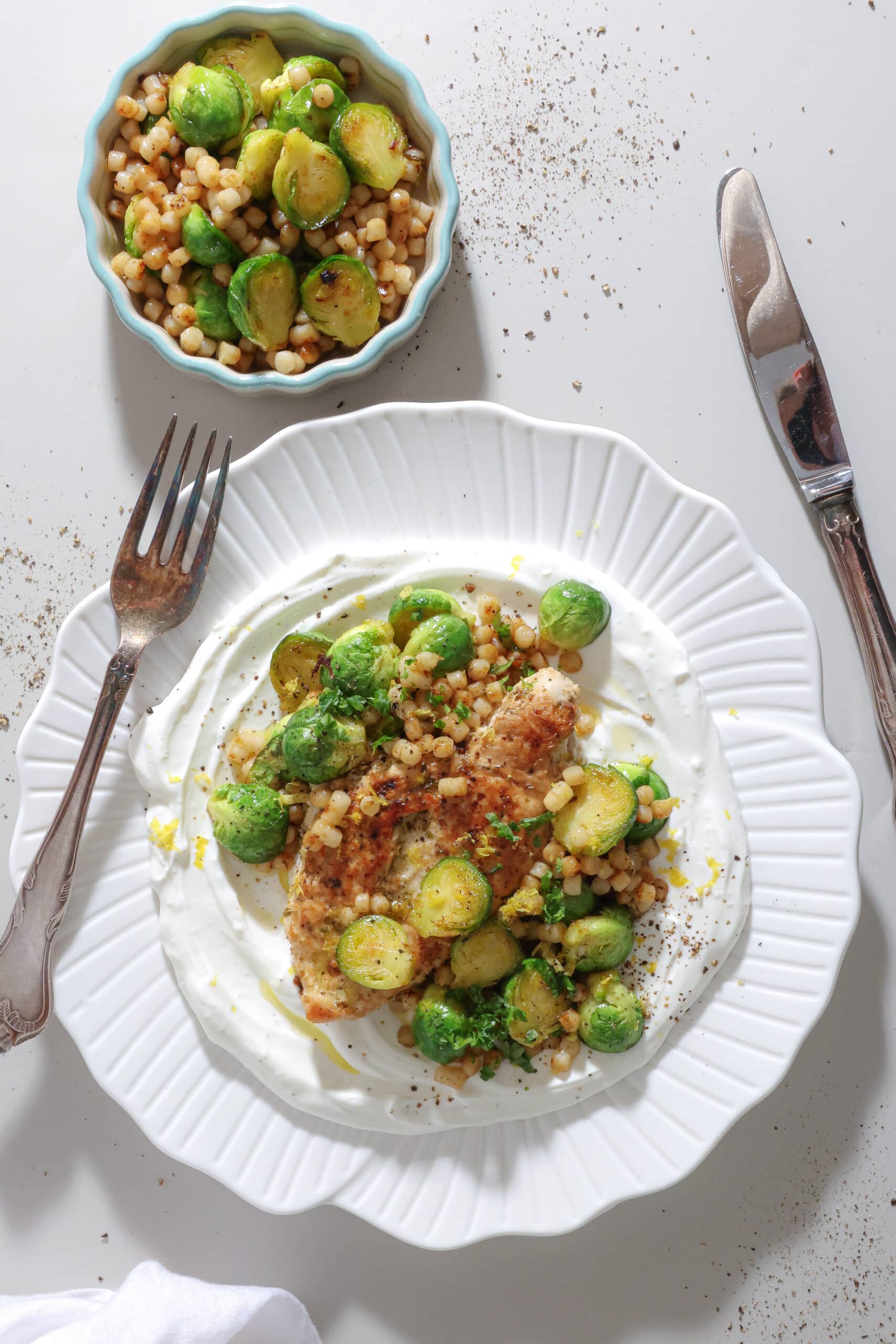 Citronkylling med fetacreme, stegt rosenkål og perlecouscous