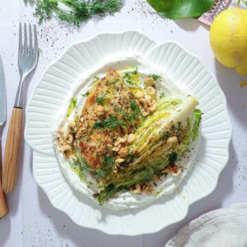 Citronkylling med hvidløgsyoghurt, bagt spidskål og honning