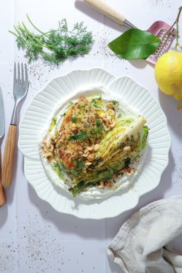 Citronkylling med hvidløgsyoghurt, bagt spidskål og honning