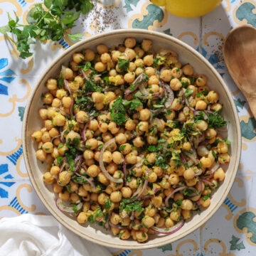 Krydret kikærtesalat med citron og persille - Få ingredienser