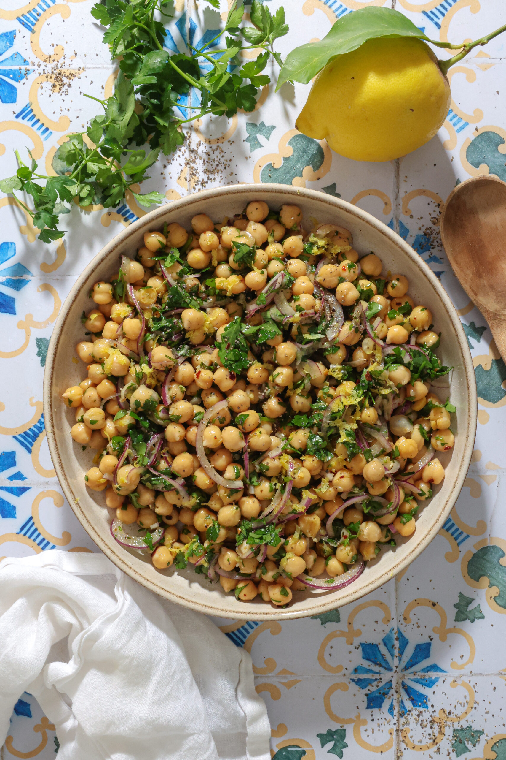 Krydret kikærtesalat med citron og persille - Få ingredienser