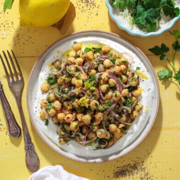 Kikærtesalat med hvidløgsyoghurt og citron - Nem salat