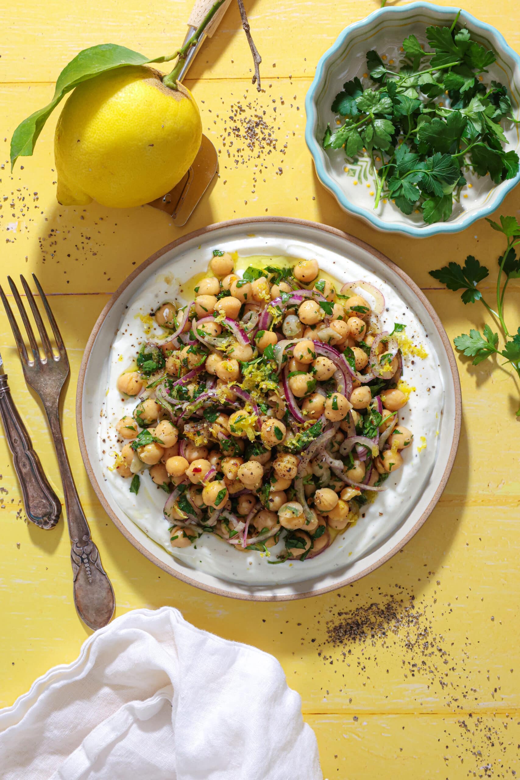 Kikærtesalat med hvidløgsyoghurt og citron - Nem salat