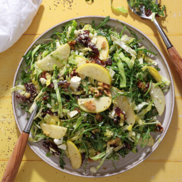 Spidskålssalat med æble, dadler og feta - Nem salat på 10 min.