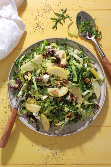 Spidskålssalat med æble, dadler og feta - Nem salat på 10 min.