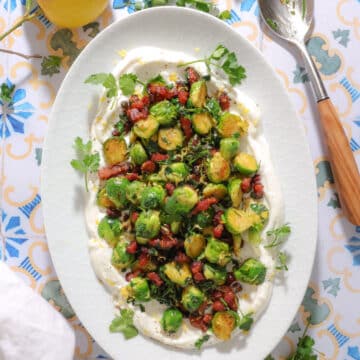 Stegt rosenkålssalat med bacon og hvidløgsyoghurt - Nem salat