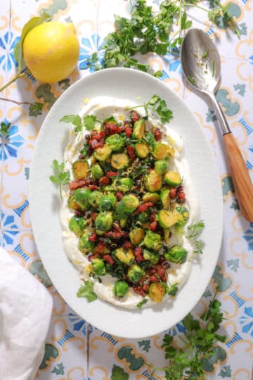 Stegt rosenkålssalat med bacon og hvidløgsyoghurt - Nem salat