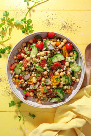 Salat med perlecouscous, kikærter og tomat - Nem og hurtig