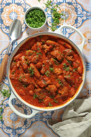 Braiseret nakkefilet i cremet paprikasauce - Nem simremad