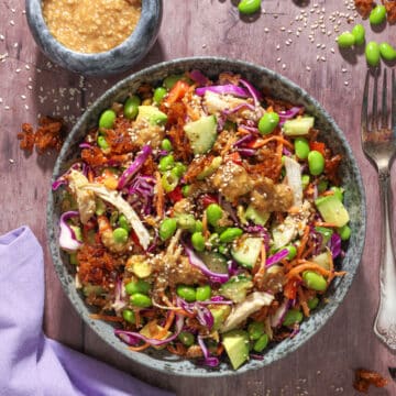 Rissalat med sprøde ris, kylling og gomadressing