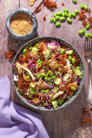 Rissalat med sprøde ris, kylling og gomadressing