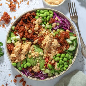 Rissalat med sprøde ris, kylling og chilidressing - Salat med ris