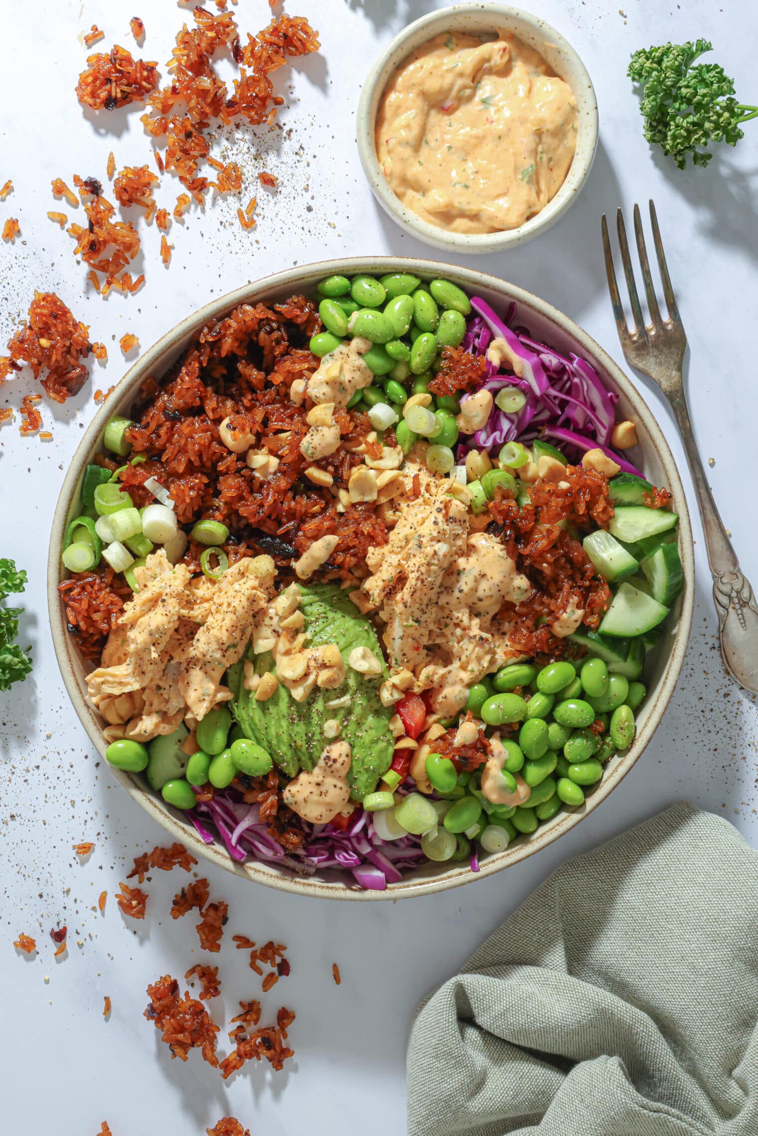 Rissalat med sprøde ris, kylling og chilidressing - Salat med ris