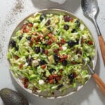 Spidskålssalat med blåbær, avocado og dadler - Nem salat