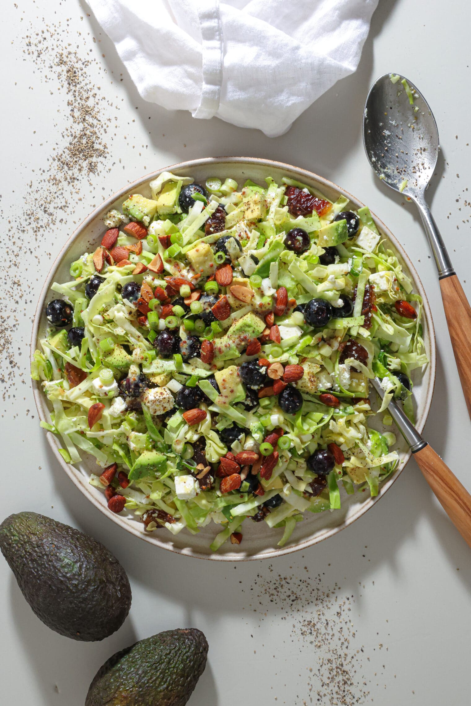 Spidskålssalat med blåbær, avocado og dadler - Nem salat