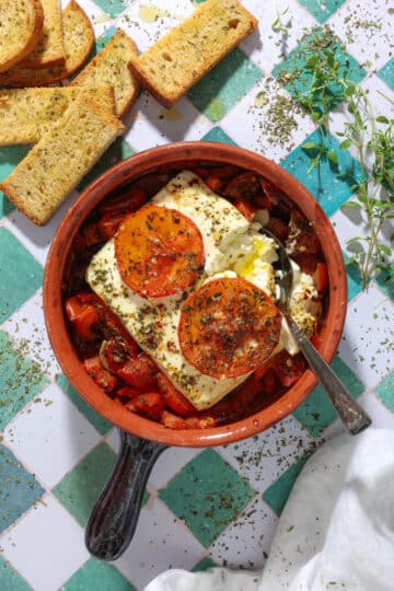 Græsk bouyiourdi - Bagt feta med tomater og chili - Græsk meze