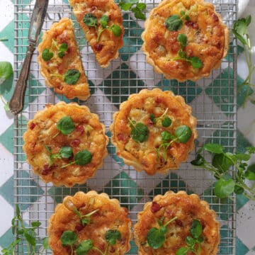 Små kartoffeltærter med bacon og ost - nem opskrift på mini tærter