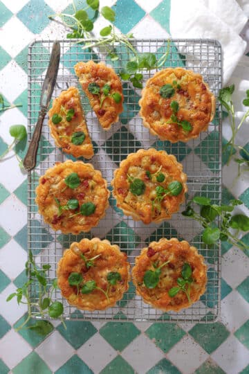 Små kartoffeltærter med bacon og ost - nem opskrift på mini tærter