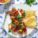 Fajita grillspyd med kylling, yoghurt og grov tomatsalat