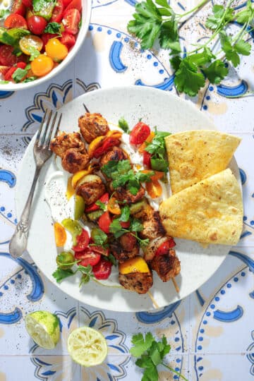 Fajita grillspyd med kylling, yoghurt og grov tomatsalat