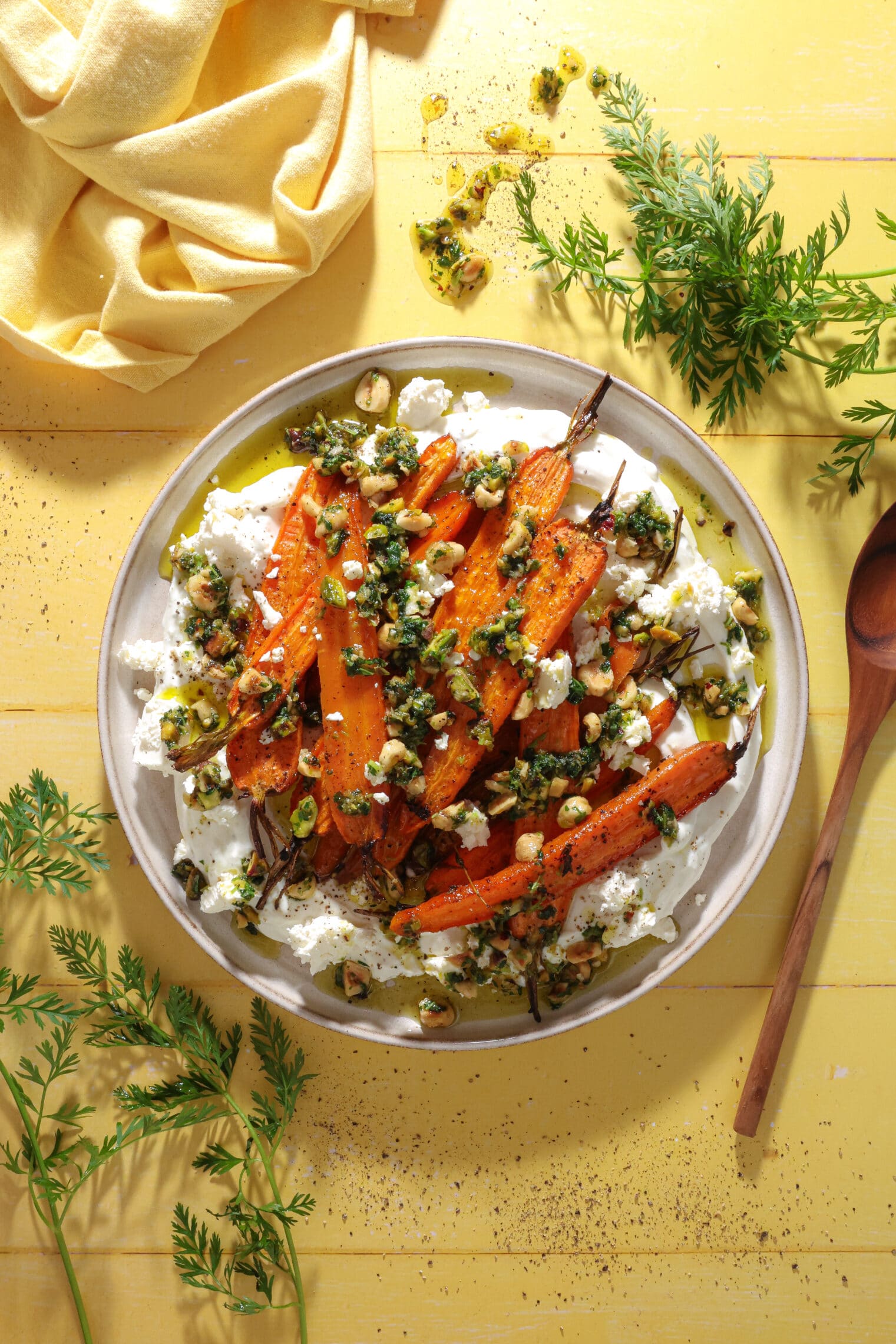 Bagte gulerødder med honning, timian og hvidløgsyoghurt