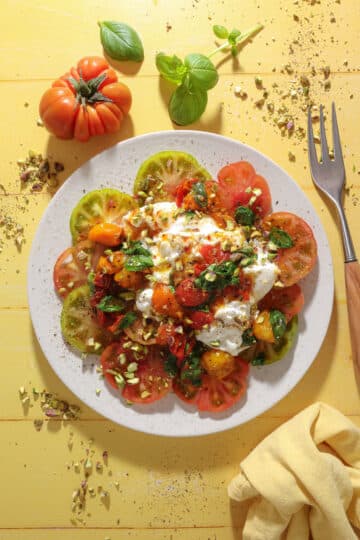 Tomatsalat med bagte tomater og burrata - Nemt tilbehør