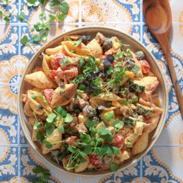 Cremet pastasalat med chorizo og chilidressing - Nemt til grillen