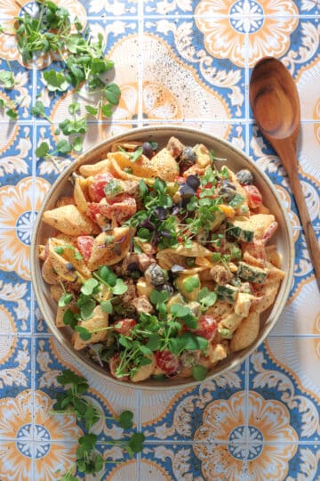 Cremet pastasalat med chorizo og chilidressing - Nemt til grillen