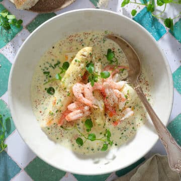 Hvide asparges med hvidvinssauce, rogn og rejer - Nem frokost