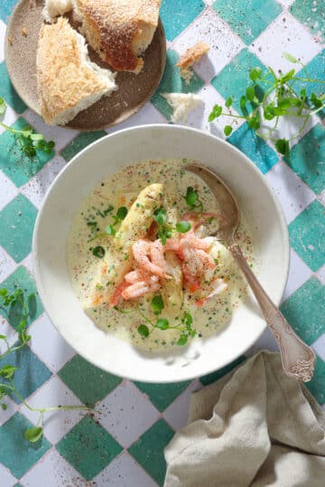 Hvide asparges med hvidvinssauce, rogn og rejer - Nem frokost