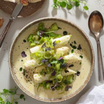 Hvide asparges med hvidvinssauce og smørstegte porrer