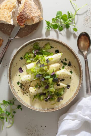 Hvide asparges med hvidvinssauce og smørstegte porrer