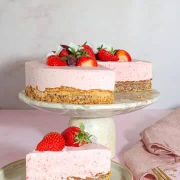 Islagkage med jordbær og nøddebund - Nem jordbærislagkage