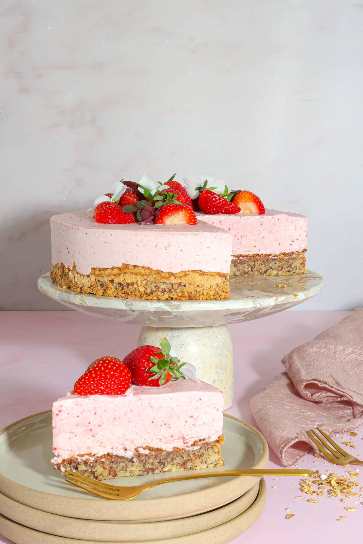 Islagkage med jordbær og nøddebund - Nem jordbærislagkage