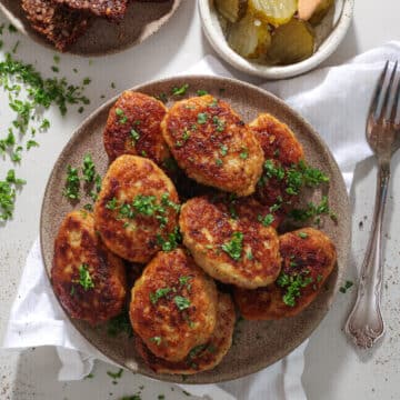 Kyllingefrikadeller – Saftige og klassiske frikadeller med kylling