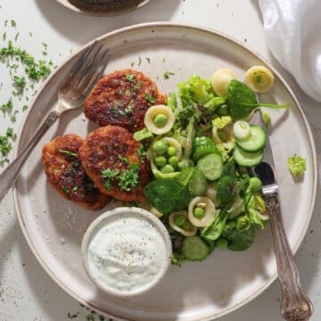 Kyllingefrikadeller med grøn pastasalat - Nem sommerret